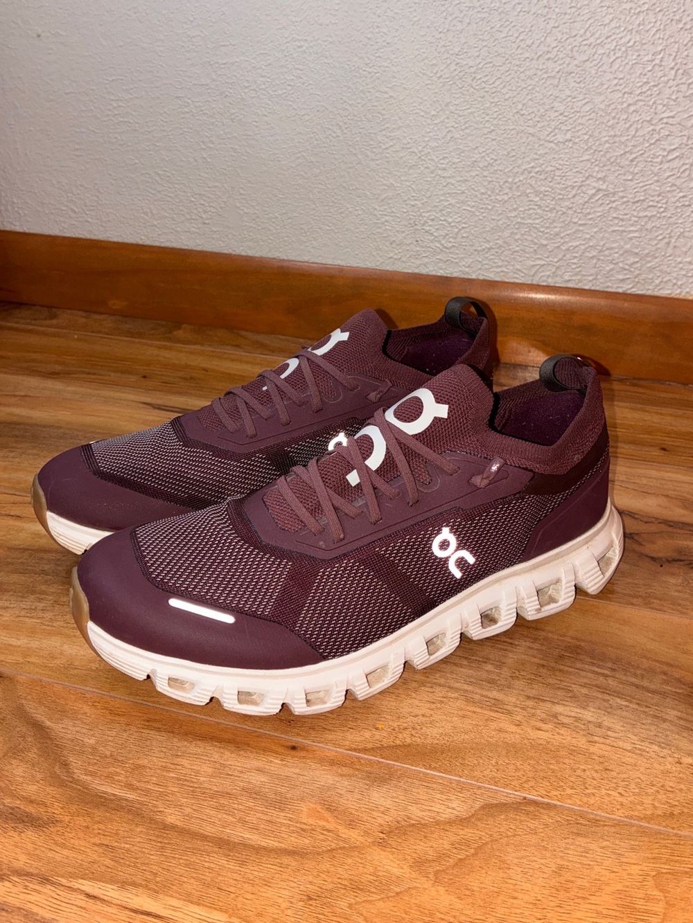 On Cloud 6 Versa Women’s Athletic Running Shoes Sneakers, mulberry- size 9